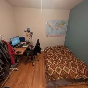 Chambre cozy dans un 6 1/2 spacieux et chaleureux proche du centre ville de Sherbrooke. 10 minutes à...