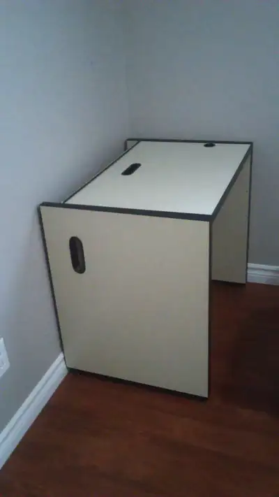 J'ai une chaise et un bureau de travail pour 30$. C'est un bureau solide et la chaise fonctionne trè...