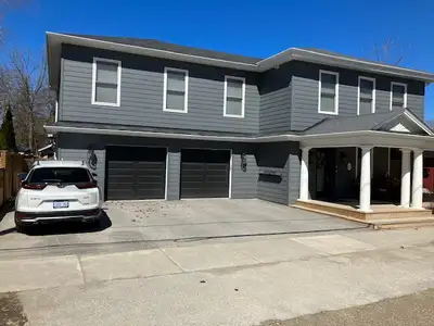 Beautiful downtown Collingwood in the coveted "tree streets". Steps to cafes, galleries, groceries,...