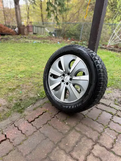 Hi I’m selling 4 aluminum rims with all sezon tires like new 500$