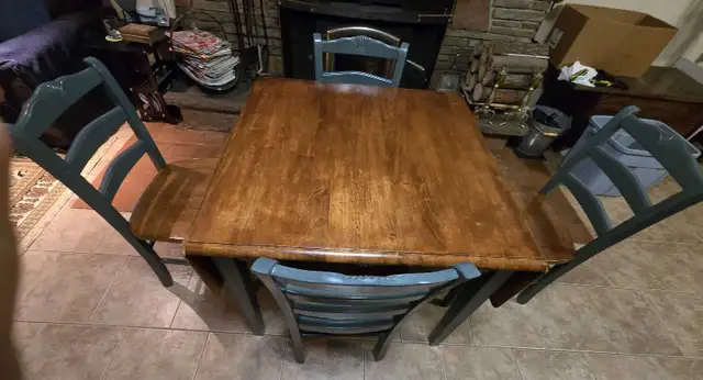 Wooden Table and Chairs Set in Dining Tables & Sets in City of Toronto - Image 6