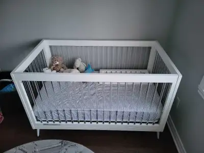 crib and matress / lit bébé et matelas, View more