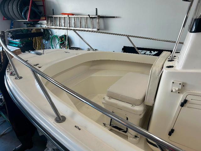 2000 Boston Whaler Outrage centre console in Powerboats & Motorboats in Moncton - Image 4