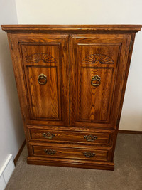 Immaculate Solid Wood 4pc Bedroom Set