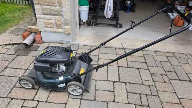 YARDWORKS 21 inch Gas-powered Push lawnmower   in Lawnmowers & Leaf Blowers in Longueuil / South Shore - Image 2