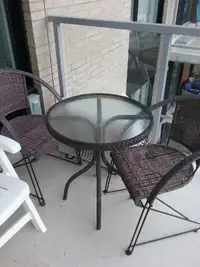 Table de balcon, petite et 2 chaises 85 $
