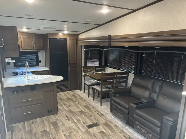 2020 Cougar 29RKS 33’ 5th Wheel Travel Trailer in Travel Trailers & Campers in Regina - Image 5