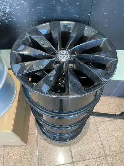 Selling my set of VW interlago’s powder coated in a rainbow metallic black. Will fit passat CC, GTI,...