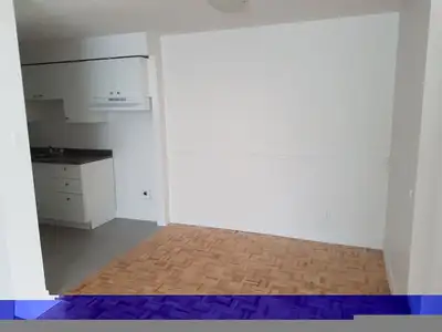 Grand logement de 3 chambres situé près du Metro et le Vieux-Longueuil eau chaude. Prêt de tous les...