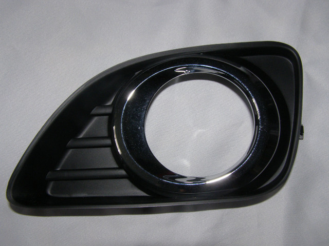 NEUF Fog Light / Lamp Cover Toyota Camry 2010 - 2011 Foglamp NEW dans Pièces de carrosserie  à Longueuil/Rive Sud