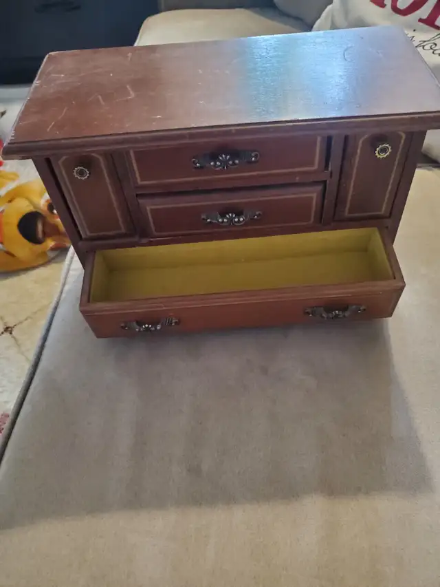 Jewelry box in Jewellery & Watches in Ottawa - Image 5