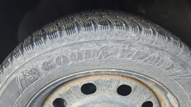 Pneus hiver sur RIM GOODYEAR 17" FORD ESCAPE in Tires & Rims in Laval / North Shore - Image 2