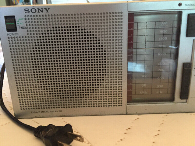 Vintage Sony Portable Radio  Model ICF-710W  AM/FM in Other in Oakville / Halton Region - Image 2