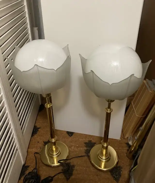 2 Mid Century 80s Table Lamp Set with Opaque Murano Glass Globe in Indoor Lighting & Fans in City of Montréal - Image 7