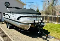 2018 immaculate Sylvan Pontoon boat