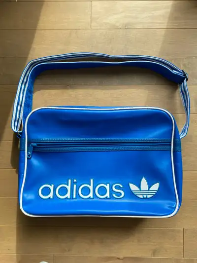 Sac bandoulière style vintage Adidas, excellente condition, maison non fumeur, seulement 35$
