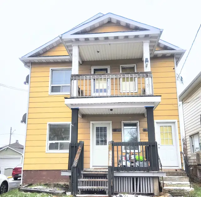 2 Bedroom 2nd Level Apartment $1400+