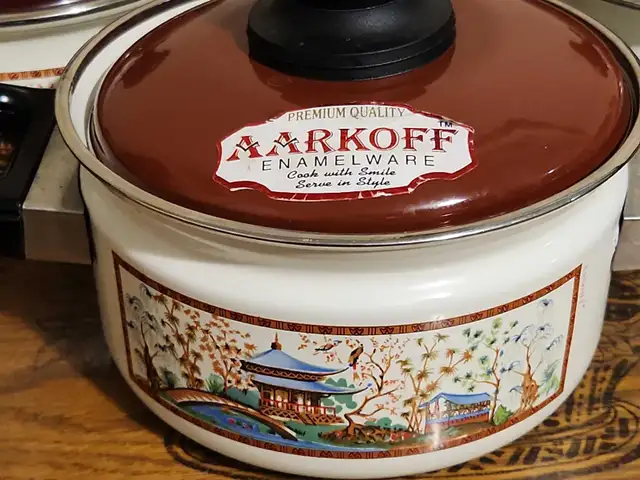 Aarkoff Enamelware Pot Set of 3 With Lids in Kitchen & Dining Wares in Calgary - Image 3