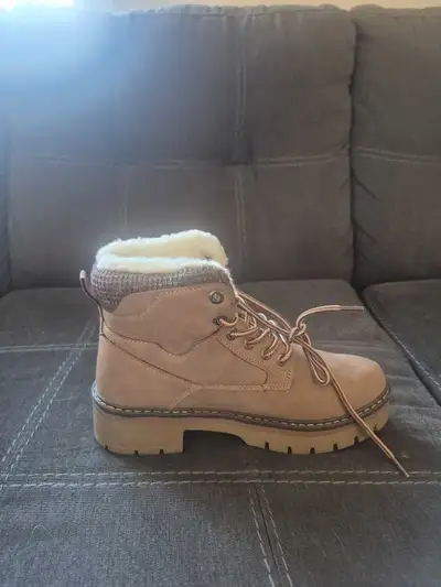 PROMOTION BOTTES D'HIVER POUR FEMMES POINTURE 5.5 6 6.5 7 $45, View more