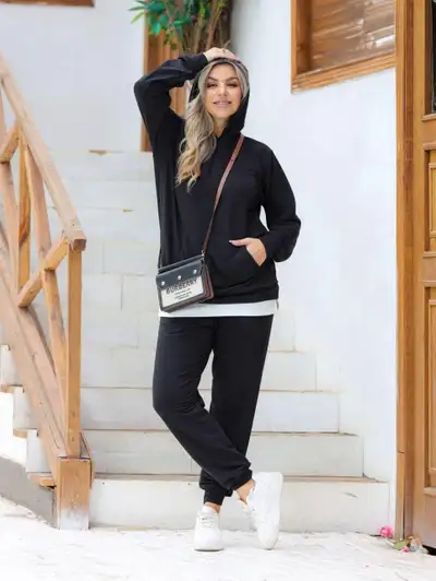 Elevate your loungewear with this gently worn black hoodie and sweatpants set, perfect for casual ou...