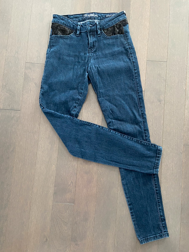 Xsmall femmes : jeans taille 25 et blouse marque GUESS dans Femmes - Hauts et vêtements d'extérieur  à Longueuil/Rive Sud