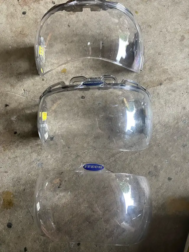 Half visor in Hockey in Mississauga / Peel Region - Image 3
