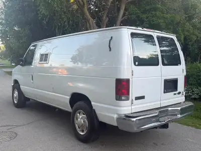 2010 Ford E-350 5.4L V8 125.000km Runs and drives perfect no issues. No rust. Ac ice volt, trailer h...