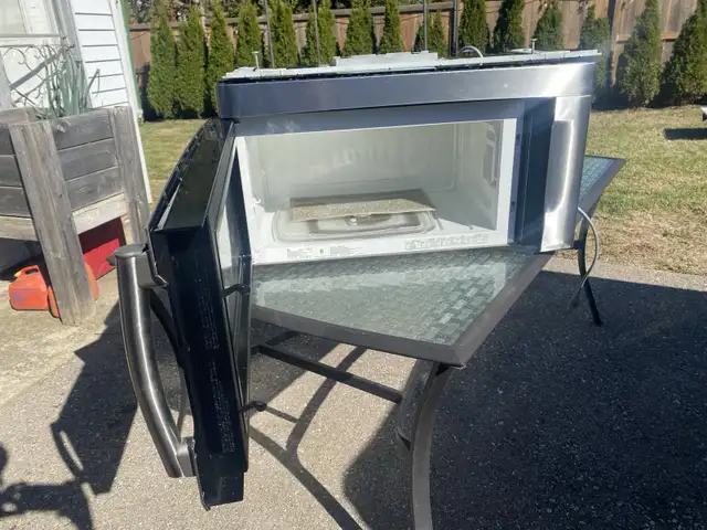 LG Stainless Steel Microwave in Microwaves & Cookers in Kitchener / Waterloo - Image 4