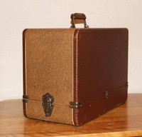 Looking for: Vintage sewing machine case