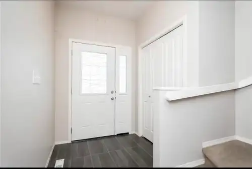 Private Room for rent in a town house in Bridgewater Center . 10 min to University of Manitoba. Few...