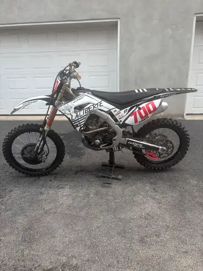 MOTOCROSS HONDA CRF250R Moto hors route, 2018, 250cc, 4 temps, en bonne condition, tune-up fait , dé...
