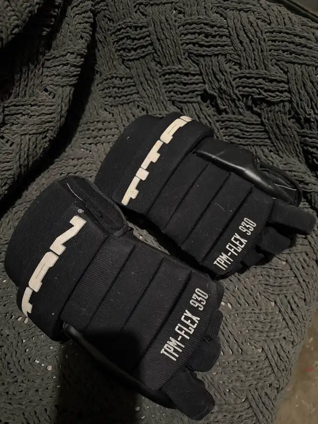 titan hockey gloves