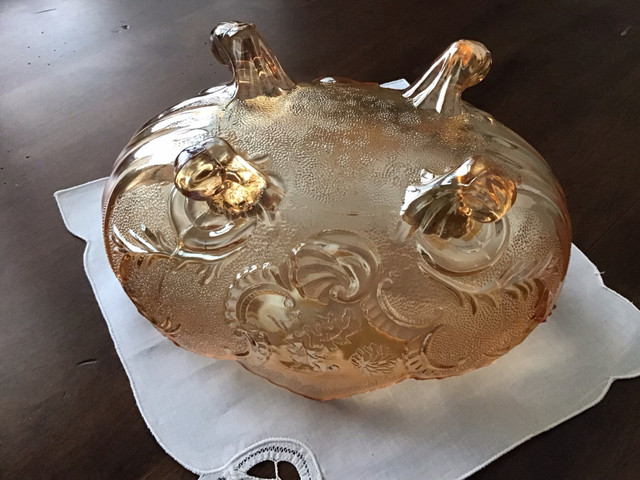 Carnival Glass Bowl in Kitchen & Dining Wares in St. Catharines - Image 3