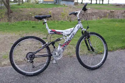 Vélo de montagne Infiniti Quantum de 26 pouces avec suspension, View more