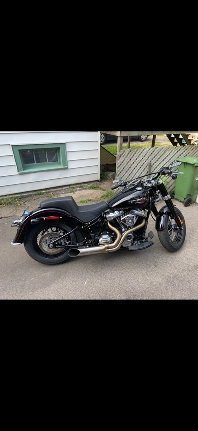 Softail Slim - Barely left the showroom! With only 753 km, this bike is barely broken in and in pris...