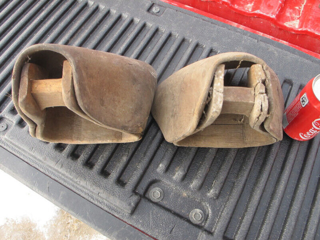 Vintage Leather/Wood Stirrups For Horse Saddle in Arts & Collectibles in Regina - Image 4