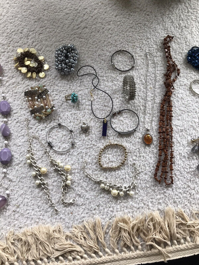 LARGE LOT OF COSTUME JEWELLERY . in Jewellery & Watches in Sarnia - Image 4