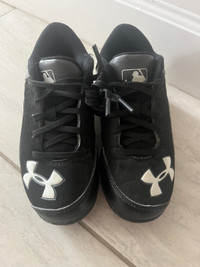 Size 11 youth baseball shoes