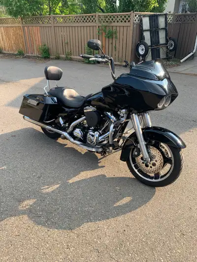 Midnight blue road glide, runs and rides excellent, no issues, tires good, 67000 kms. 96 cubic inch...