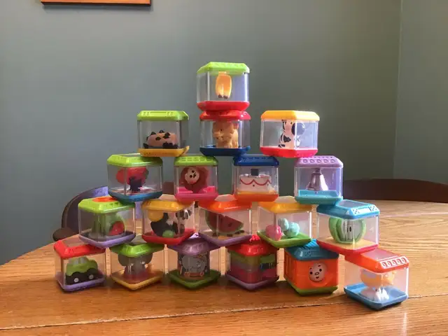 Fisher-Price Peek-a-Blocks Press & Go Train in Toys & Games in Barrie - Image 3