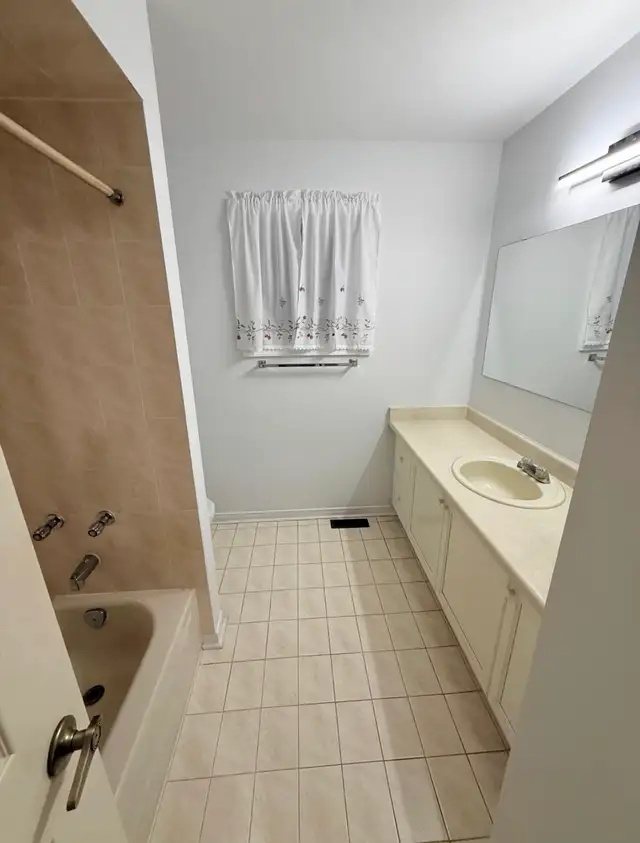 ROOMS FOR RENT - ETOBICOKE  in Room Rentals & Roommates in Mississauga / Peel Region - Image 5