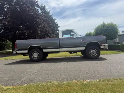 Dodge Power RAM W250 LE Regular cab 4x4 Powered with the ultimate legendary 5.9 12 valve straight 6...