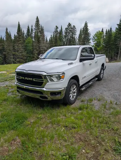 Ram 1500 Bighorn 2020 Caisson 6'-4" 58,000 kilo Moteur Hemi 5.7 Capacité de remorquage : 11,750 lbs...
