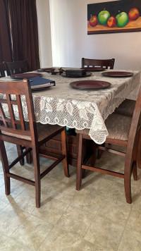 Dinning table with 8 chairs extendible.