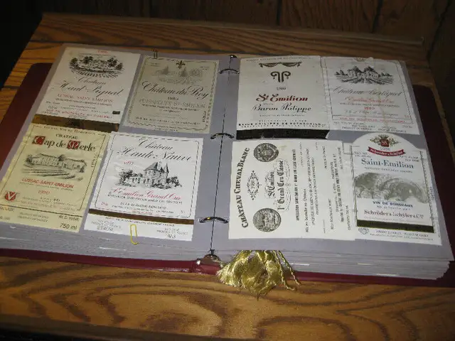 CADRE DE 18 ÉTIQUETTES DE VIN - WINES OF NAPA VALLEY - SÉRIE 1 in Arts & Collectibles in Laval / North Shore - Image 7
