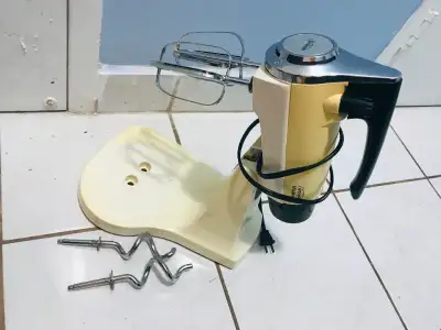 Vintage Sunbeam Mixmaster 12 Speed $20 working good 4 BEATERS