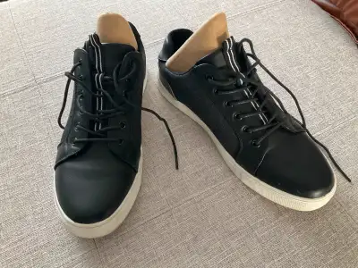 Superbe chaussure porté une fois .Acheté trop petit . Cuir et toile semelle caoutchouc. Marque Onyx...
