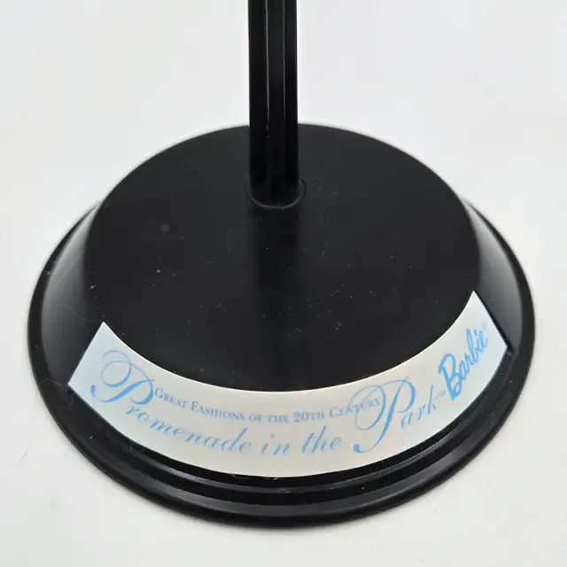Promenade In The Park Barbie Stand Parasol Black Blue 1997 18630 in Arts & Collectibles in Strathcona County - Image 6