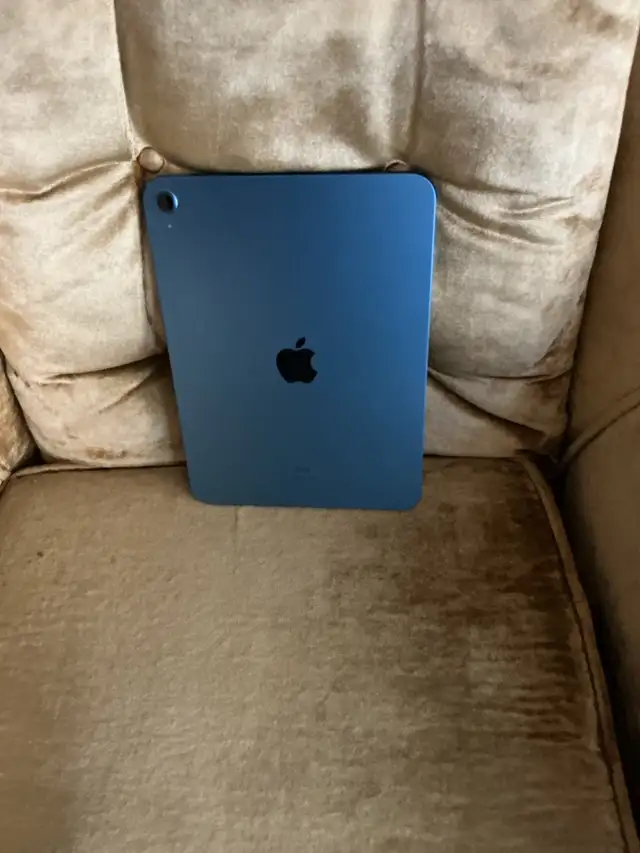 Apple iPad 10th generation 11” screen with Wi-Fi in iPads & Tablets in Cranbrook - Image 2
