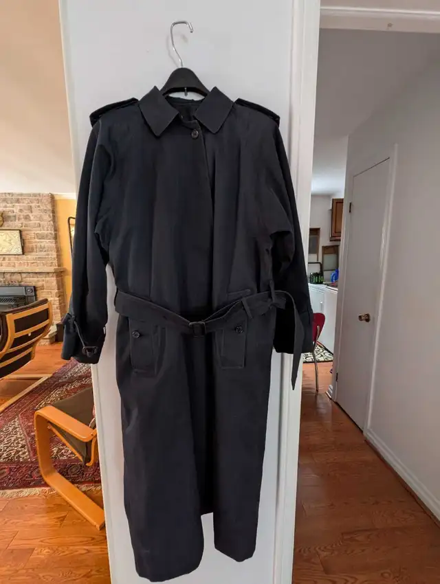 Genuine Vintage Woman's  Burberrys Trench Coat in Women's - Tops & Outerwear in Mississauga / Peel Region - Image 9
